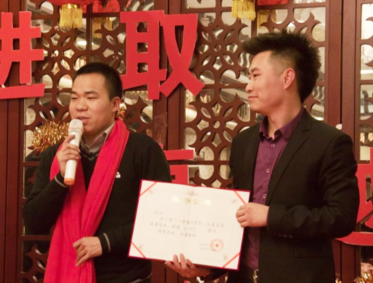 麻豆影院91性欲2012年优秀员工暨2013年年会实况 - 颁奖领导与最佳新人引导员工颁发荣誉证书和奖品铁三角耳机
