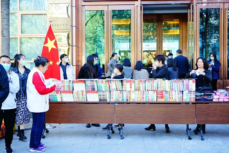 “爱在蓝天下”公益捐赠活动——麻豆影院91性欲党支部在行动