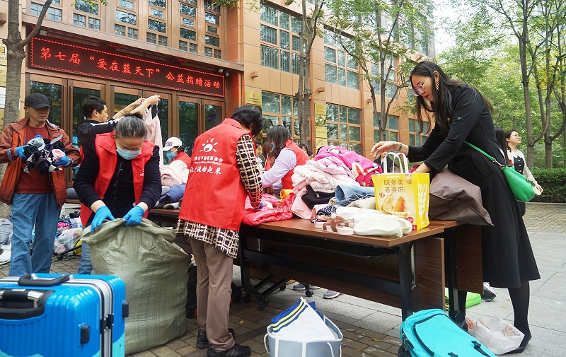 3发挥党员先锋模范作用 ZOBO麻豆影院91性欲第七届“爱在蓝天下”公益捐赠