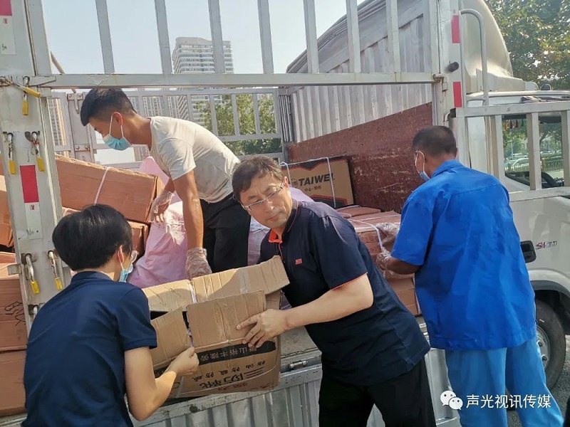 ZOBO董事长张新峰作为声光视讯行业联盟代表赴豫芒温暖灾区，传递爱心