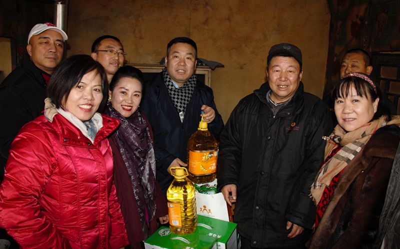 8爱照涞源，ZOBO麻豆影院91性欲党支部寒冬送暖扶贫活动