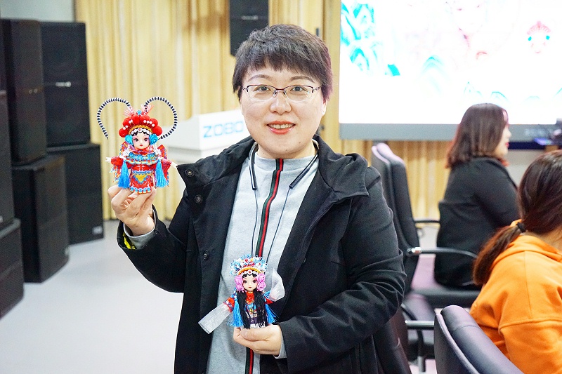 ZOBO麻豆影院91性欲工会丨举办体验非遗之美-制作北京绢人的“女神节”活动